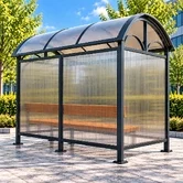 Современная остановка в солнечном парке